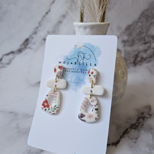 Białe kwiatowe kolczyki wiszące