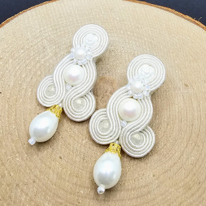 Białe sztyfty sutasz z szklanymi perłami