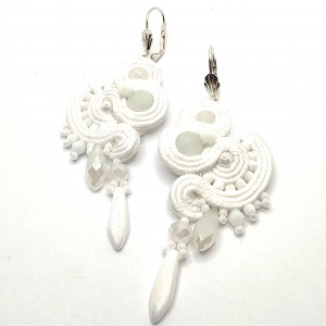 Białe wiszące kolczyki sutasz.