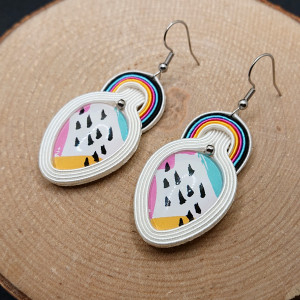 Biało kolorowe kolczyki sutasz