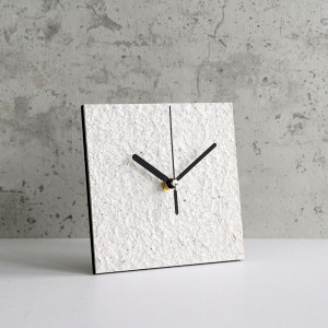 Biały zegar stojący z papieru z recyklingu