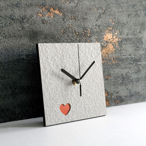 Biały zegar z sercem - prezent na Walentynki