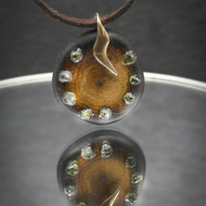 Bizuteria autorska - oliwin i dąb  - Wisiorek  - naszyjnik pirografia