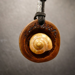 Biżuteria naturalna, Wisiorek „Muszla” - pirografia