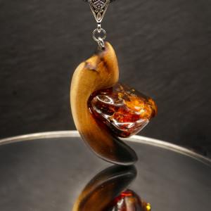 Biżuteria Wisiorek „Bursztyn bałtycki” - pirografia, orzech, amber