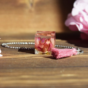 Biżuteryjna zakładka - róża z motylem pink