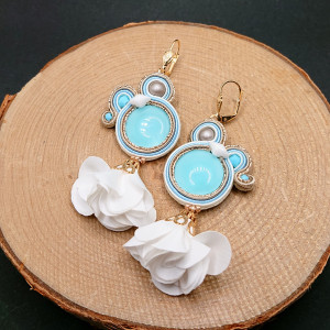 Błękitno-białe kolczyki sutasz z kwiatkami