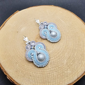 Błękitno-szare kolczyki sutasz