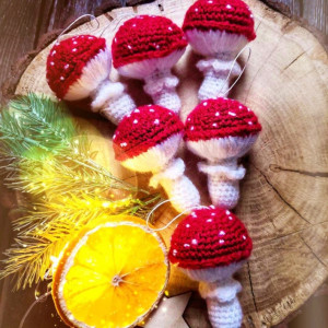 bombka muchomor, grzybek nietłukąca, czerwone ozdoby choinkowe