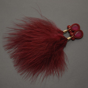 bordowe kolczyki / klipsy sutasz z piórami 1