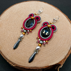Bordowo-szare kolczyki sutasz z czarnymi kryształkami