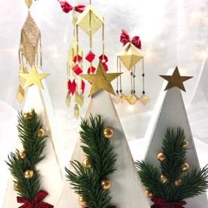 Bożonarodzeniowe dekoracje.  Zestaw drewnianych choinek.