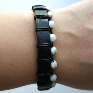 Bransoleta biały AGAT i czarny rzemień, dł. 21,5 cm