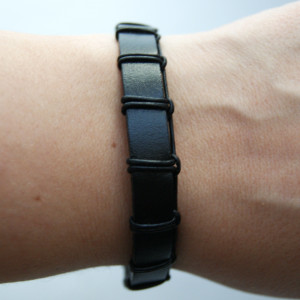 Bransoleta czarny rzemień dł. 23 cm