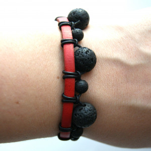 Bransoleta czerwony i czarny rzemień, lawa wulkaniczna. dł. 18,5 cm