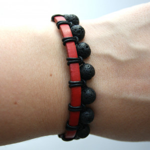 Bransoleta czerwony i czarny rzemień, lawa wulkaniczna. dł. 19 cm