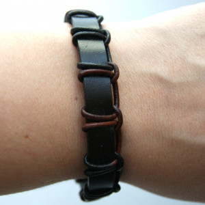 Bransoleta rzemień płaski brązowy oplatany  dł. 23 cm