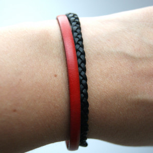 Bransoleta rzemień płaski czerwony i czarny warkocz dł. 16,5 cm