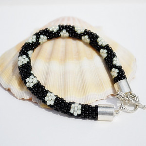 Bransoletka czarna w kwiatki