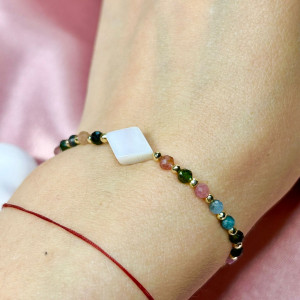 BRANSOLETKA NA GUMCE Z KOLOROWYCH TURMALINÓW I MASY PERŁOWEJ