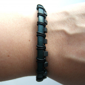 Bransoletka niebieski rzemień i hematyt. dł. 21,5 cm