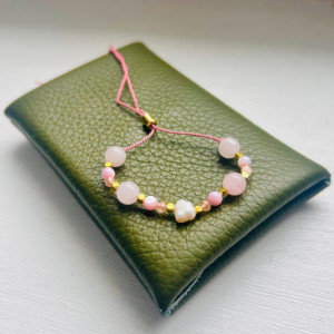 BRANSOLETKA RĘCZNIE ROBIONA Z KAMIENI MASY PERŁOWEJ NA JEDWABNEJ NITCE