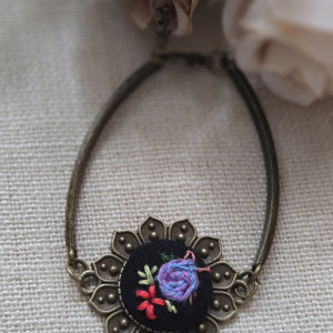 Bransoletka z kwiatowym haftem II