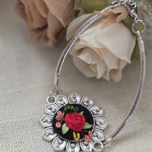 Bransoletka z kwiatowym haftem III