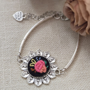 Bransoletka z kwiatowym haftem IV