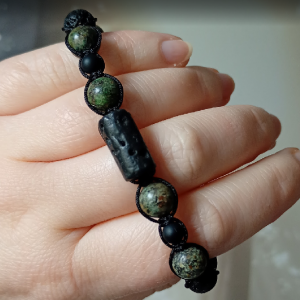 Bransoletka z lawy i afrykańskiego turkusu  energia, stabilność i siła