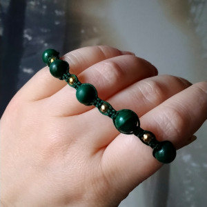 Bransoletka z malachitu naturalnego – elegancja, kobiecość i harmonia