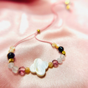 BRANSOLETKA  Z NATURALNYCH KAMIENI I MASY PERŁOWEJ NA JEDWABNEJ NITC