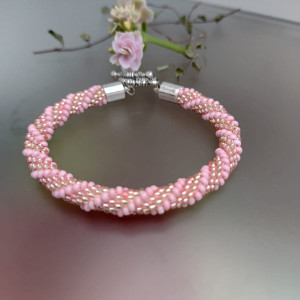Bransoletka Z Różowych Koralików Sznur Z Serduszkiem 25.17