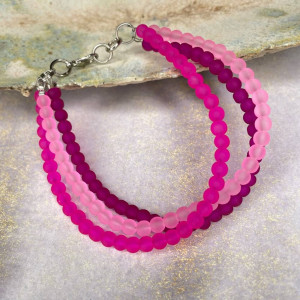 Bransoletka z trzech rzędów szklanych koralików w219