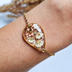 Bransoletka z żywicy łezka kwiaty białej gipsówki i ozothumnusa