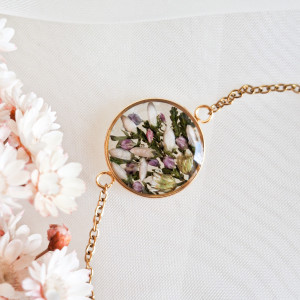 Bransoletka z żywicy z kompozycją kwiatów