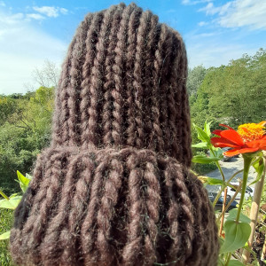 Brazowa czapka z welny peruwianskiej.