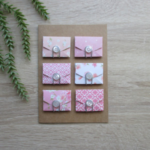 Brązowa eko karta z różowymi kopertami