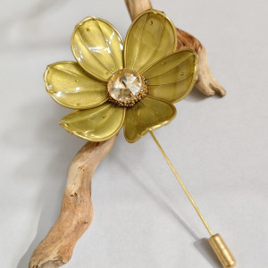 „Brązowa Magnolia” – Elegancka broszka szpilka Dip Art