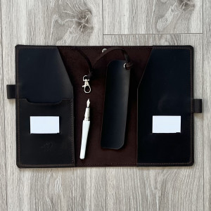 Brązowa okładka , notes skórzany formatu A 5. Matowe lico.