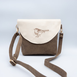 Brązowa torebka z beżową klapką i haftem z wolnej ręki - ptak