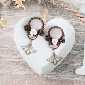 Brązowe kolczyki sutasz z kwiatkami