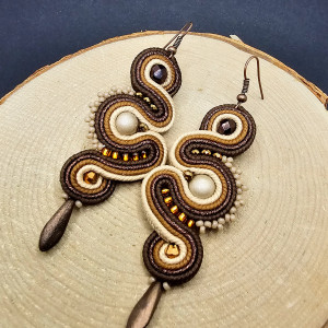 Brązowo-beżowe kolczyki sutasz