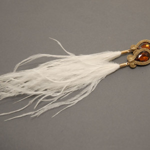 brązowo-białe kolczyki / klipsy  z piórami 1