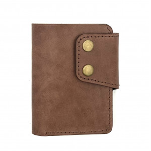 Brązowy duży portfel ręcznie uszyty ze skóry garbowanej roślinnie.