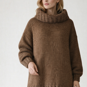 Brązowy golf wykonany z jedwabiu, alpaki i wełny, gotowy do wysyłki