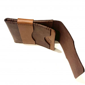 Brązowy portfel skórzany z klapką na karty ręcznie uszyty.