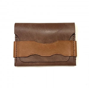 Brązowy portfel skórzany z klapką ręcznie uszyty na karty.