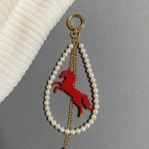 brelok do torebki z perłami i czerwonym koniem