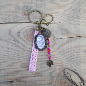 Brelok Live Your Dream z różową koronką i charmsami